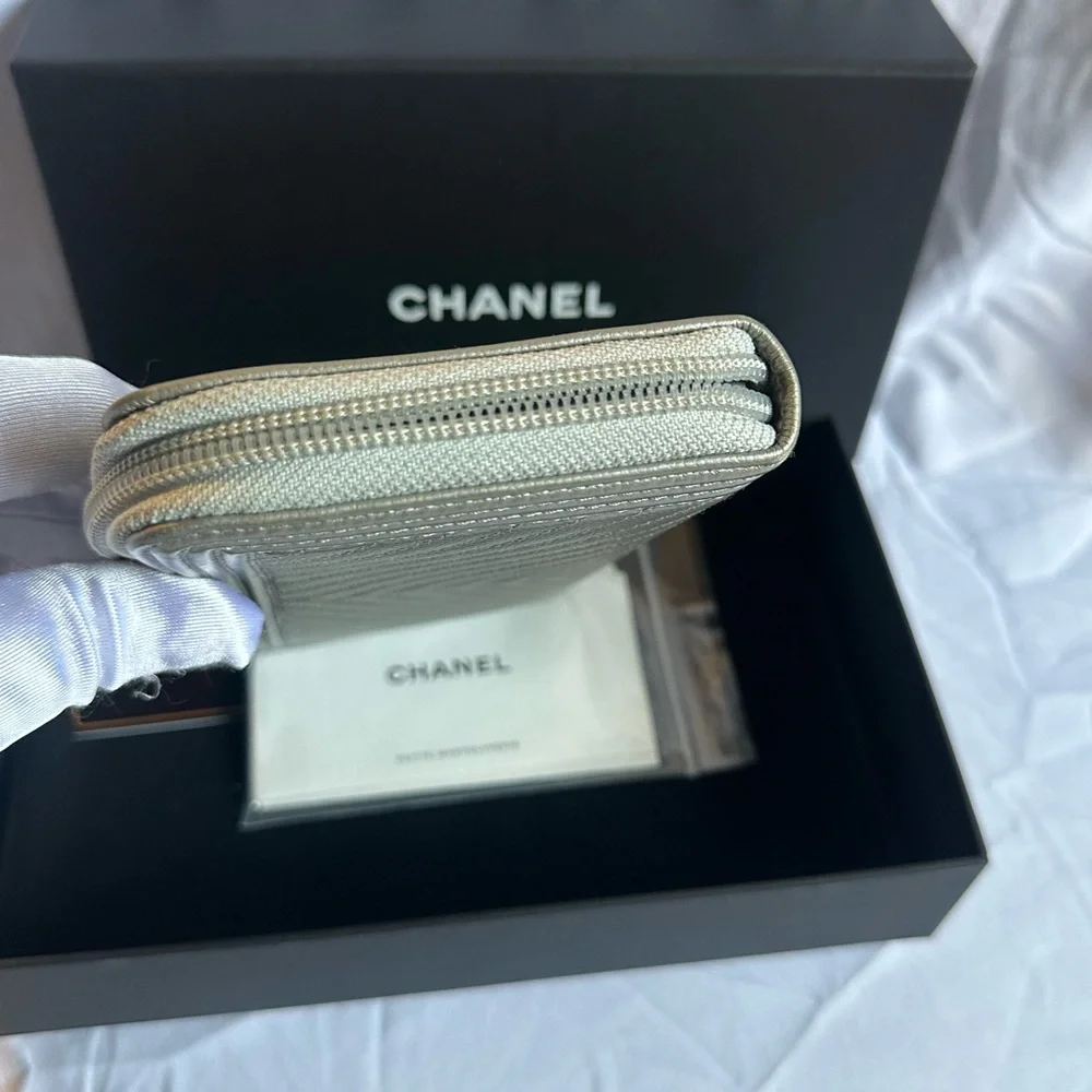 💯 Authentic Chanel Silver Chevron Quilted Zip Around Boy Wallet - Picture 10 of 16